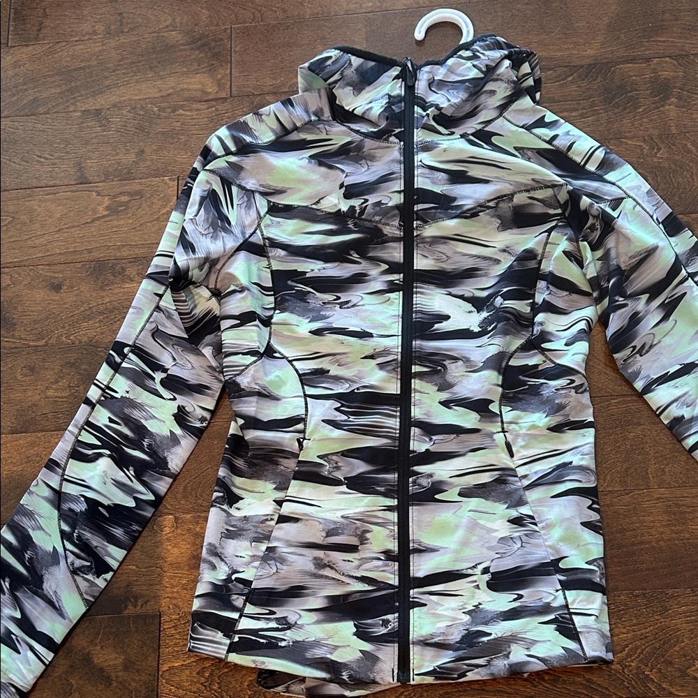 lululemon athletica Women's Black and green mist over windbreaker